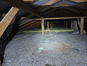 Zateplení stropu objektu občanské vybavenosti foukanou izolací